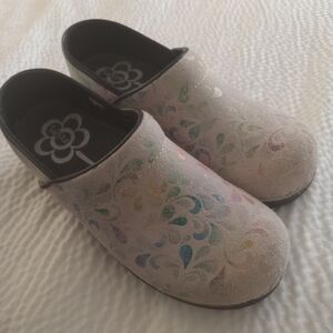 Sanita women's clog shoes sized 7  light suede with multi colored design